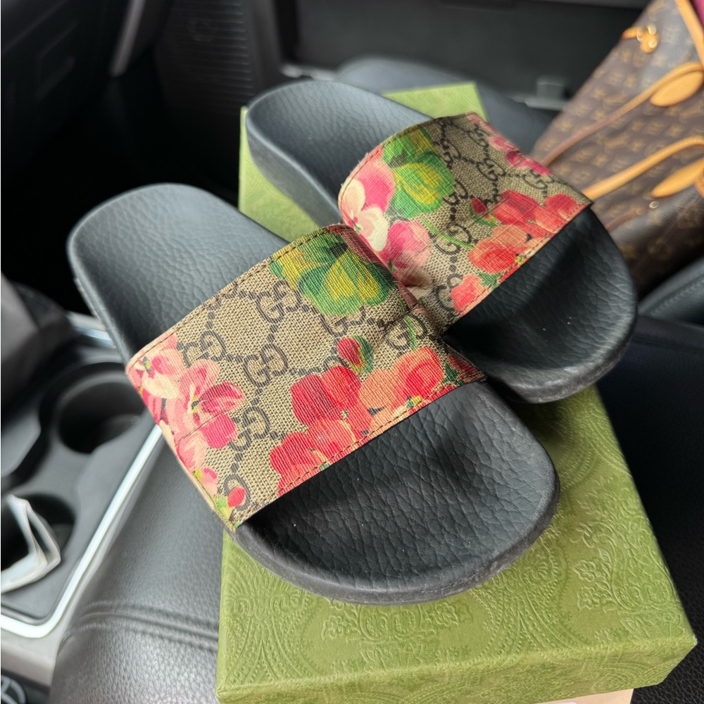 Gucci bloom slides women’s 6